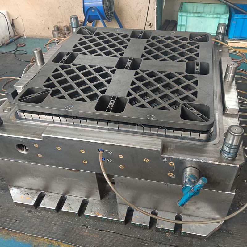 9-Runner-Logistics-&-Warehouse-Plastic-Pallet-Moulds4.jpg